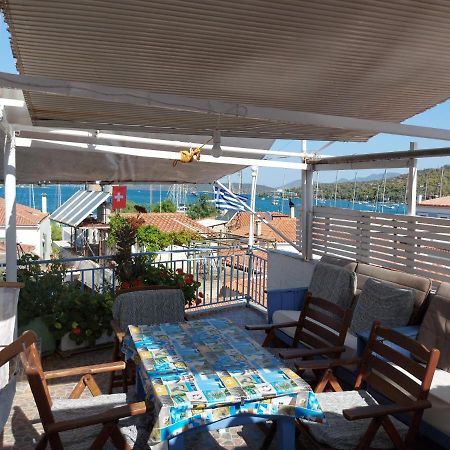Nikos Rooms And Studios Poros Town ภายนอก รูปภาพ